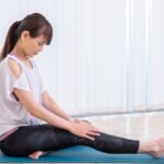 膝の痛みに悩む女性