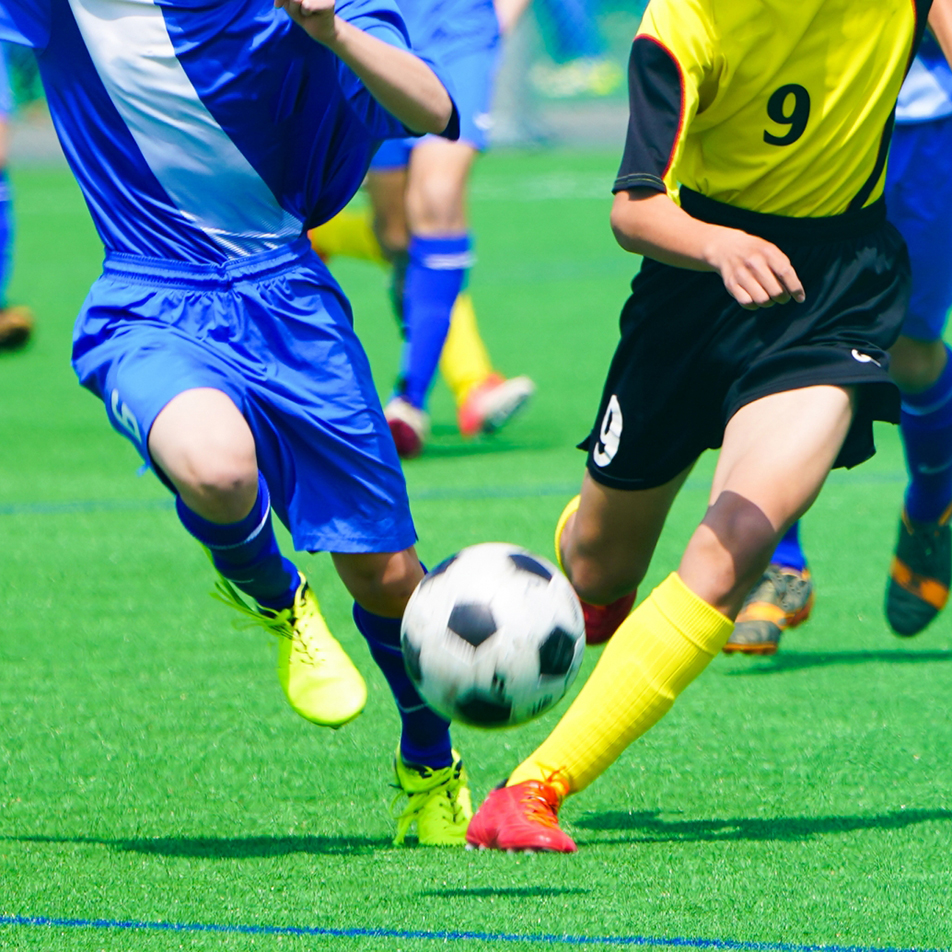 サッカーをする人