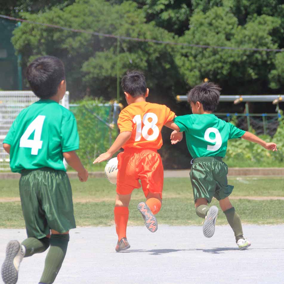 サッカーをする子ども