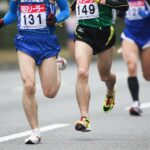 マラソン大会で走る選手の脚